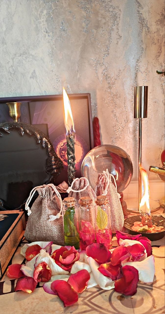 Карты, свечи и ритуальные предметы